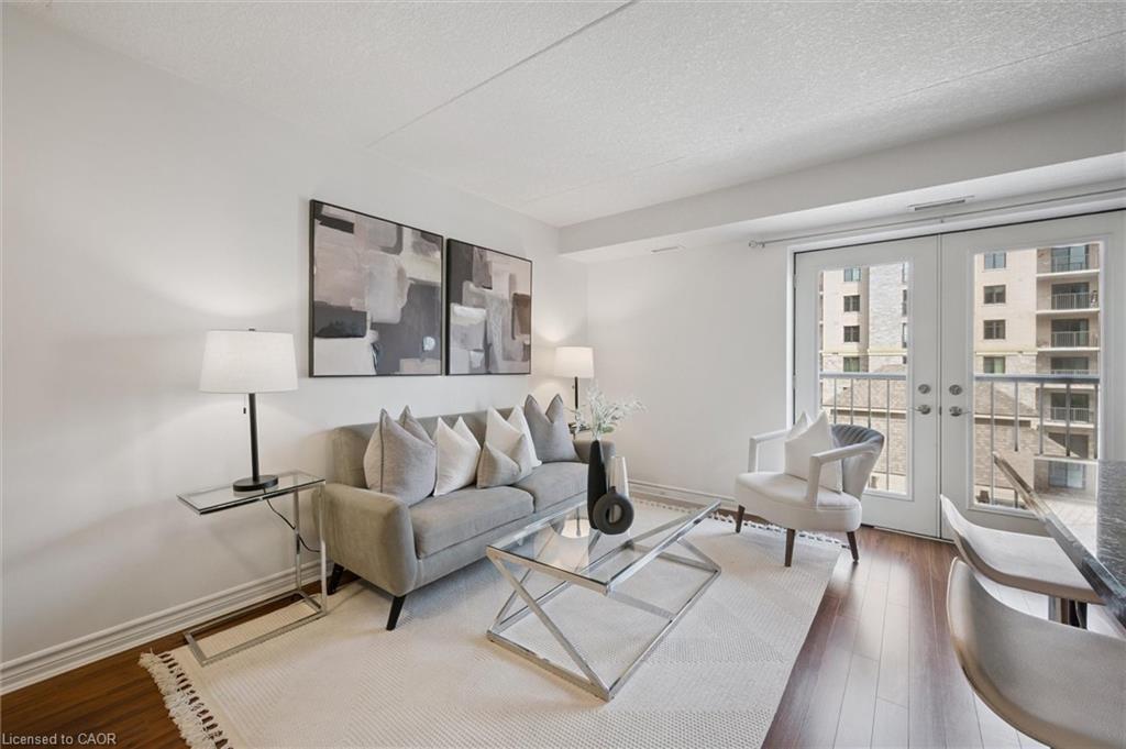 307-776 Laurelwood Drive, Waterloo, ON - Indoor Photo Showing Living Room