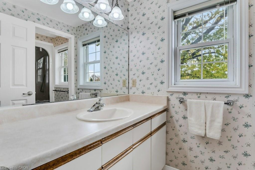 24 Lake Street, Grimsby, ON - Indoor Photo Showing Bathroom
