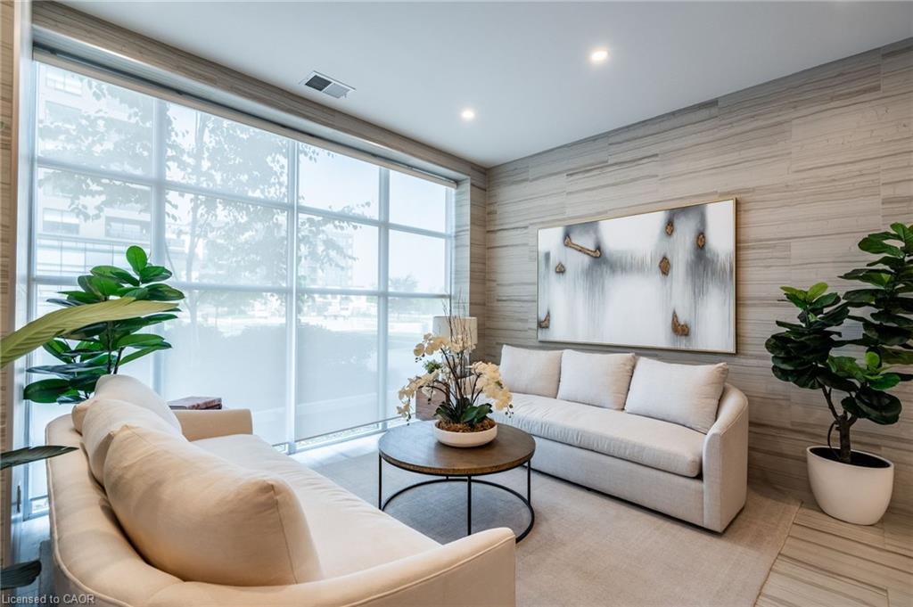 814-1878 Gordon Street, Guelph, ON - Indoor Photo Showing Living Room
