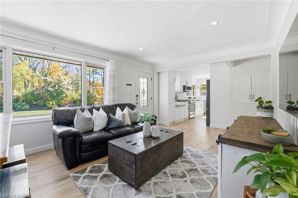 1822 Spragues Road, Ayr, ON - Indoor Photo Showing Living Room