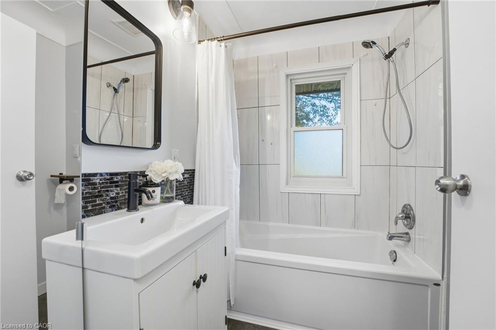 1822 Spragues Road, Ayr, ON - Indoor Photo Showing Bathroom