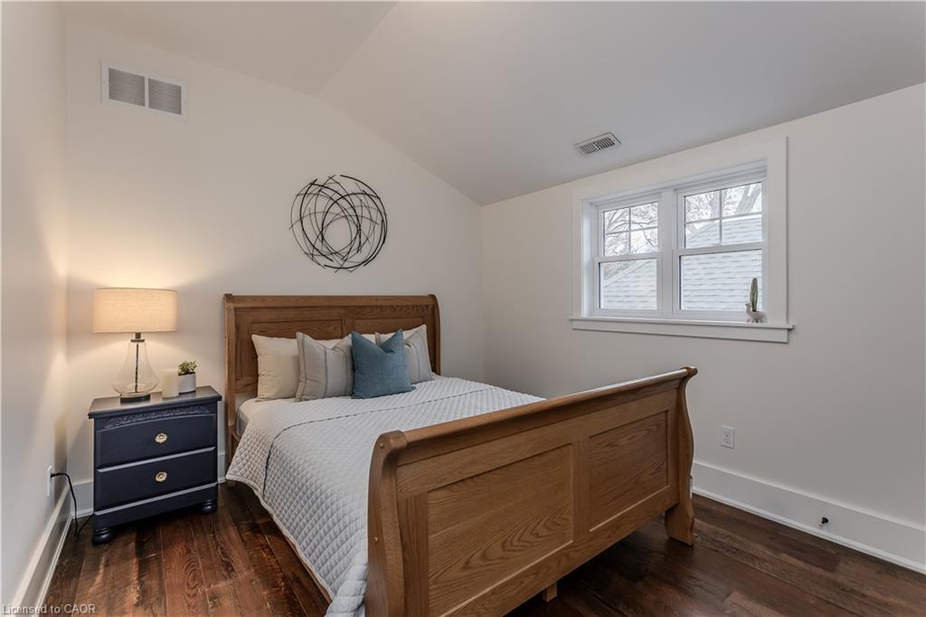 2154 Caroline Street, Burlington, ON - Indoor Photo Showing Bedroom