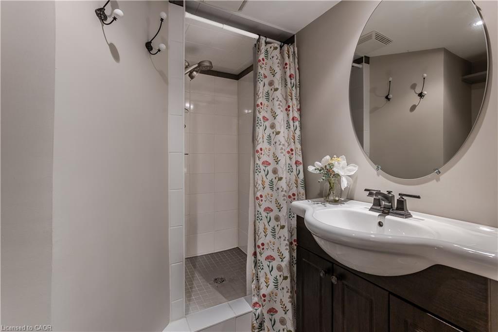 2154 Caroline Street, Burlington, ON - Indoor Photo Showing Bathroom