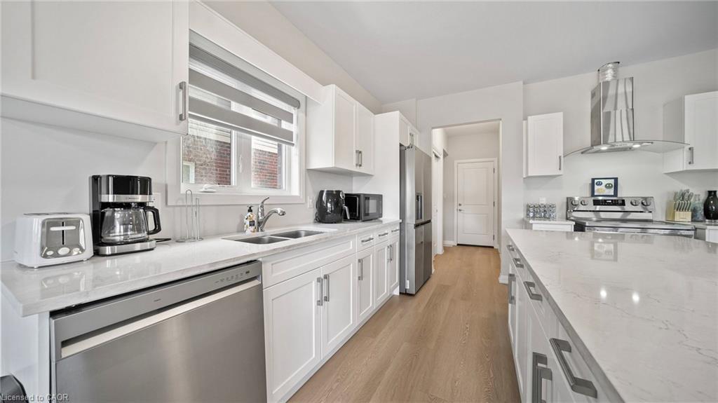 5 Wilson Drive, Thorold, ON - Indoor Photo Showing Kitchen With Stainless Steel Kitchen With Double Sink