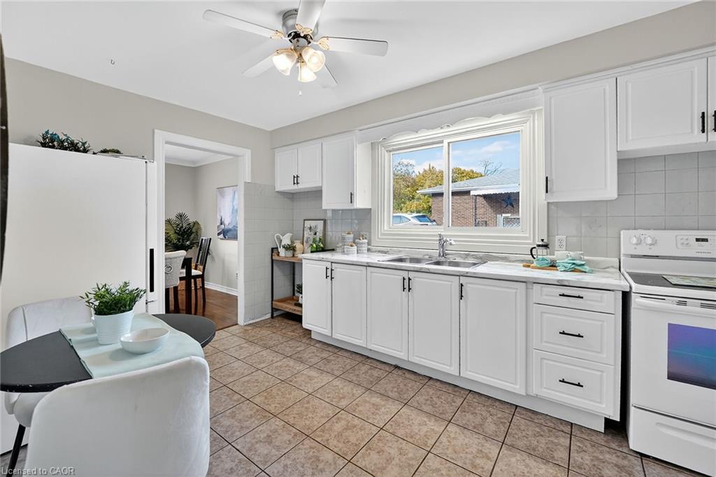 15 Grand Avenue, Grimsby, ON - Indoor Photo Showing Kitchen With Double Sink