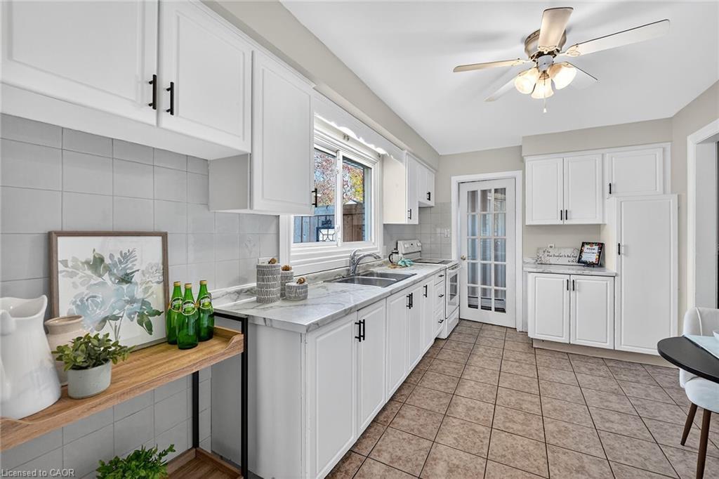 15 Grand Avenue, Grimsby, ON - Indoor Photo Showing Kitchen