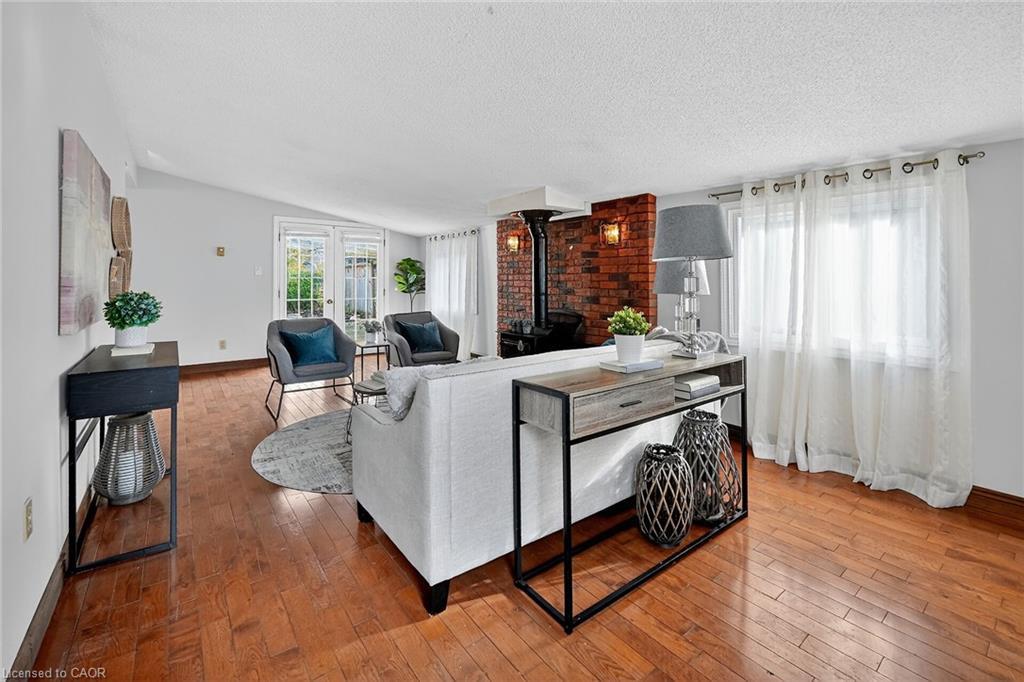 15 Grand Avenue, Grimsby, ON - Indoor Photo Showing Living Room