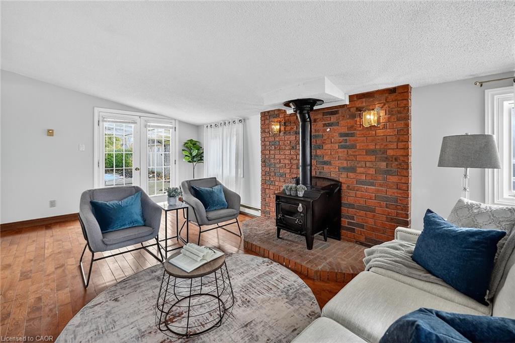15 Grand Avenue, Grimsby, ON - Indoor Photo Showing Living Room