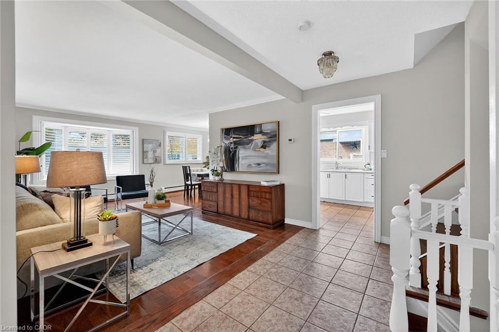 15 Grand Avenue, Grimsby, ON - Indoor Photo Showing Living Room