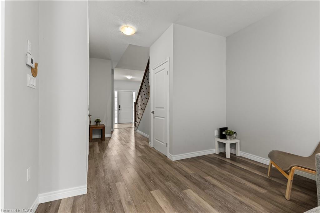 11 Dennis Drive, Smithville, ON - Indoor Photo Showing Other Room