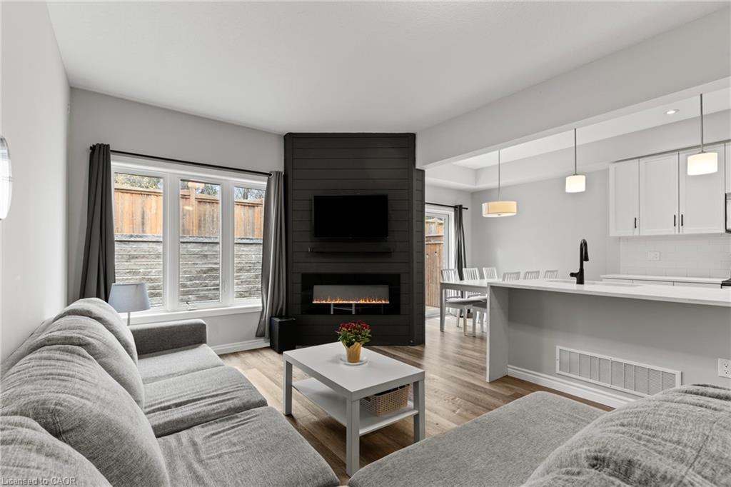 11 Dennis Drive, Smithville, ON - Indoor Photo Showing Living Room With Fireplace