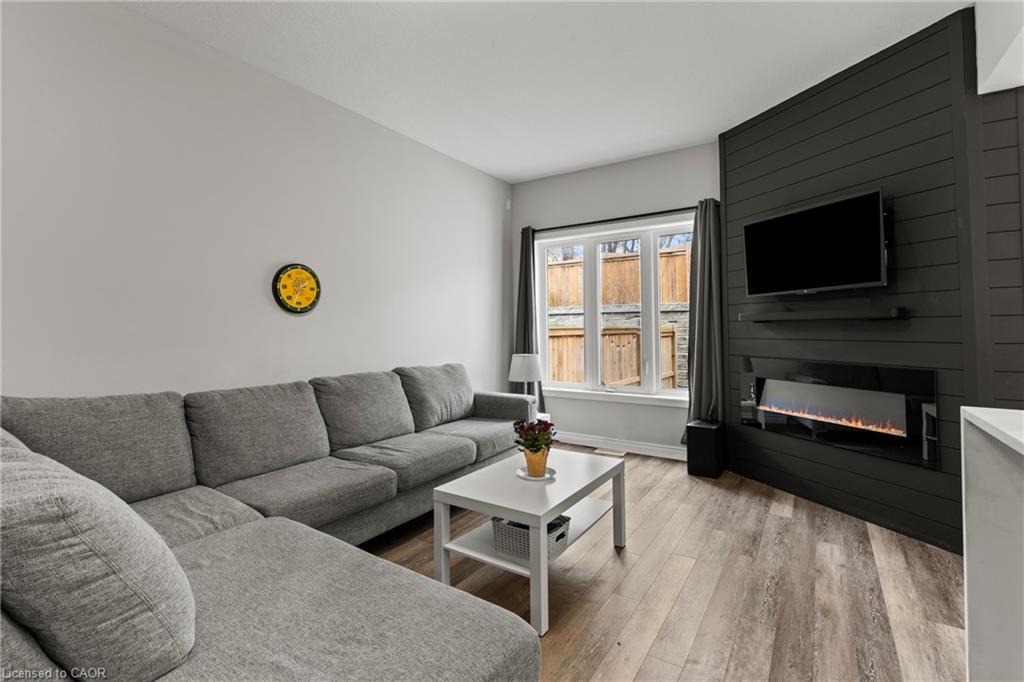 11 Dennis Drive, Smithville, ON - Indoor Photo Showing Living Room