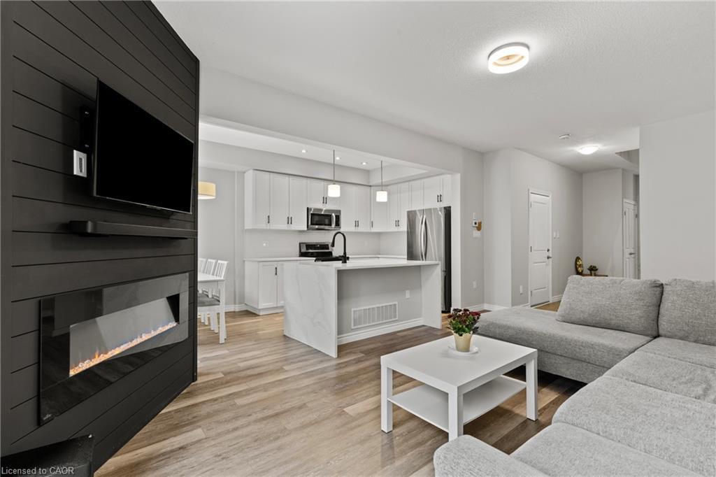 11 Dennis Drive, Smithville, ON - Indoor Photo Showing Living Room