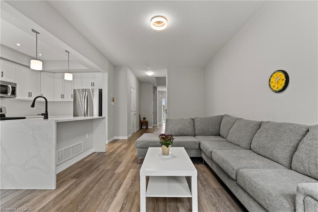 11 Dennis Drive, Smithville, ON - Indoor Photo Showing Living Room