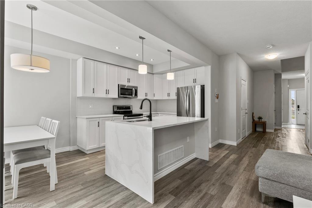 11 Dennis Drive, Smithville, ON - Indoor Photo Showing Kitchen With Upgraded Kitchen