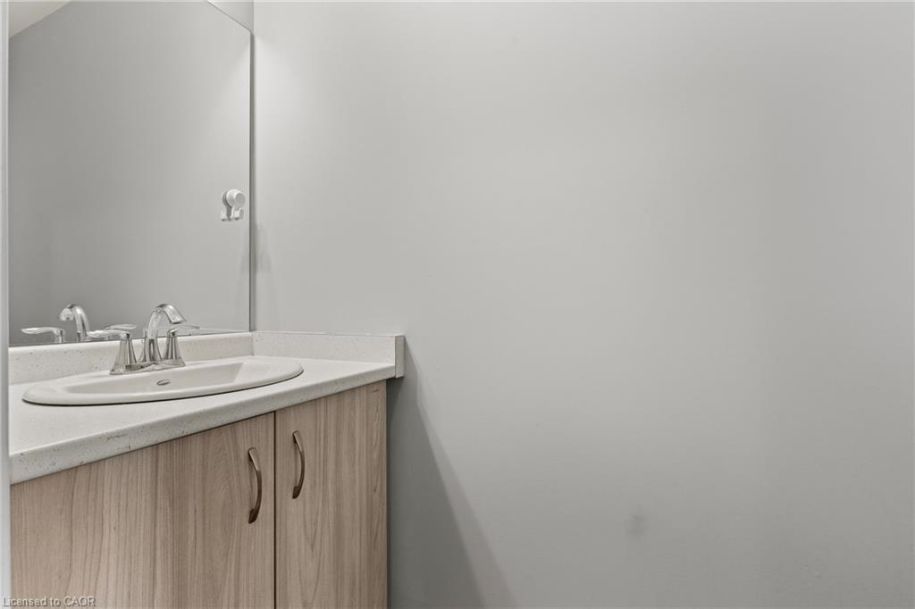11 Dennis Drive, Smithville, ON - Indoor Photo Showing Bathroom