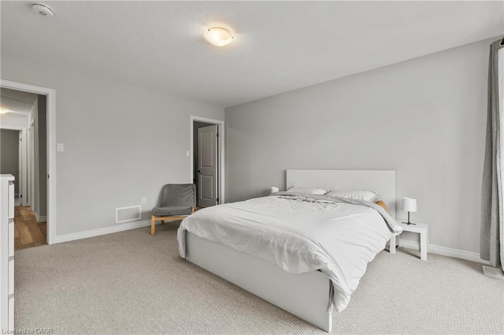 11 Dennis Drive, Smithville, ON - Indoor Photo Showing Bedroom