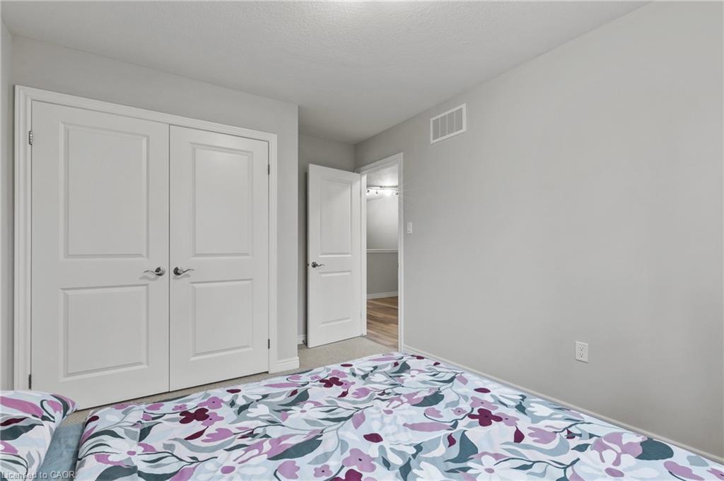 11 Dennis Drive, Smithville, ON - Indoor Photo Showing Bedroom