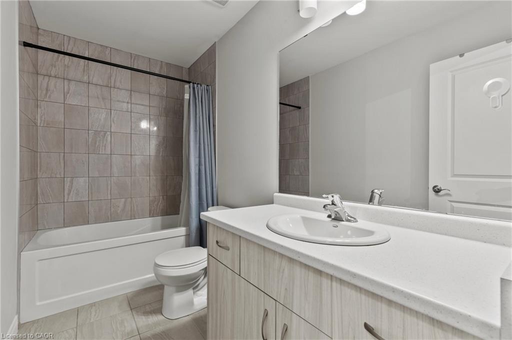 11 Dennis Drive, Smithville, ON - Indoor Photo Showing Bathroom