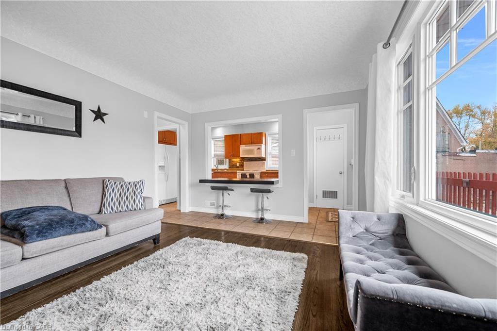 541 Courtland Avenue E, Kitchener, ON - Indoor Photo Showing Living Room