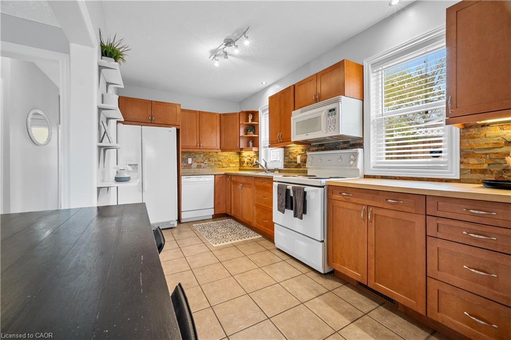 541 Courtland Avenue E, Kitchener, ON - Indoor Photo Showing Kitchen