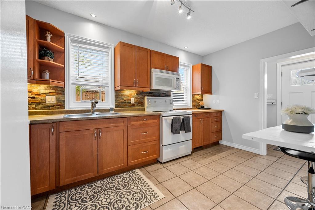 541 Courtland Avenue E, Kitchener, ON - Indoor Photo Showing Kitchen With Double Sink