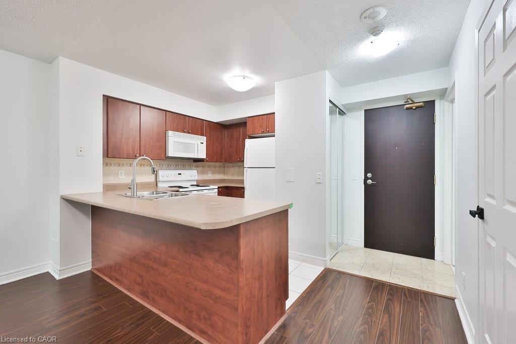 708-30 Grand Trunk Crescent, Toronto, ON - Indoor Photo Showing Kitchen