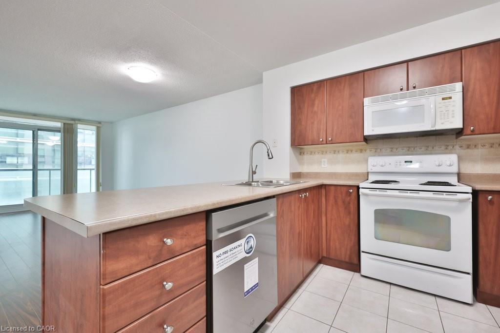708-30 Grand Trunk Crescent, Toronto, ON - Indoor Photo Showing Kitchen