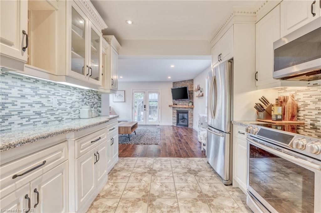 25 Montrose Avenue, Hamilton, ON - Indoor Photo Showing Kitchen With Upgraded Kitchen