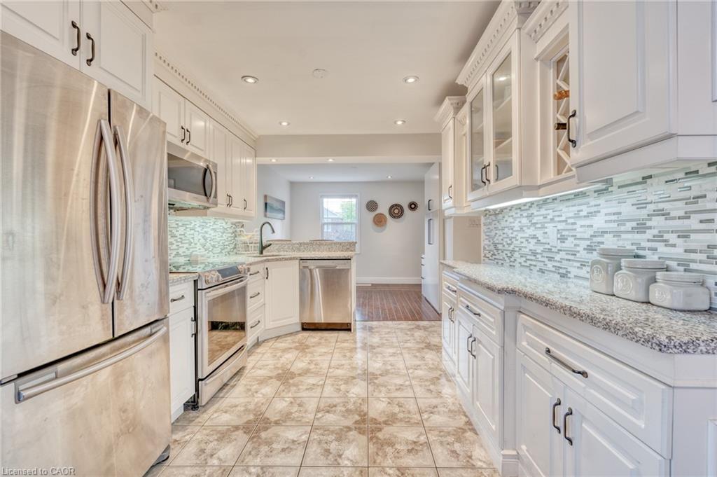 25 Montrose Avenue, Hamilton, ON - Indoor Photo Showing Kitchen With Upgraded Kitchen