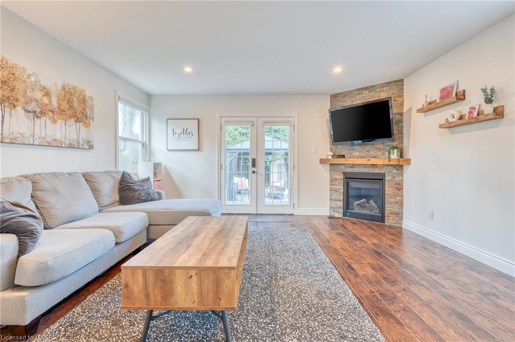 25 Montrose Avenue, Hamilton, ON - Indoor Photo Showing Living Room With Fireplace