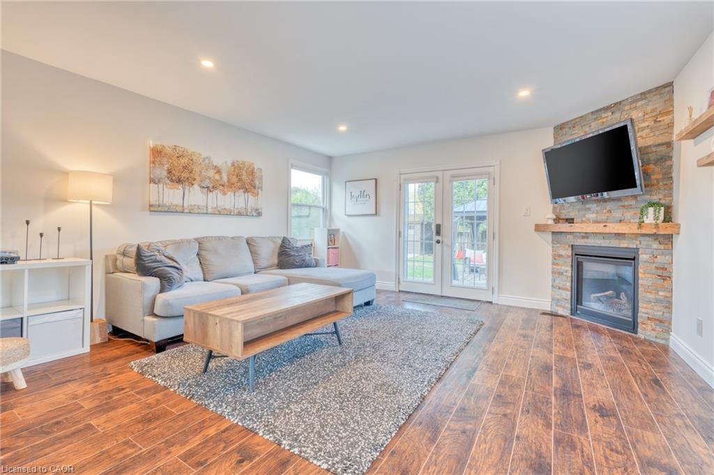 25 Montrose Avenue, Hamilton, ON - Indoor Photo Showing Living Room With Fireplace