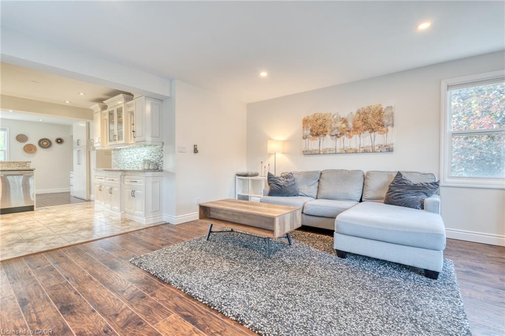 25 Montrose Avenue, Hamilton, ON - Indoor Photo Showing Living Room
