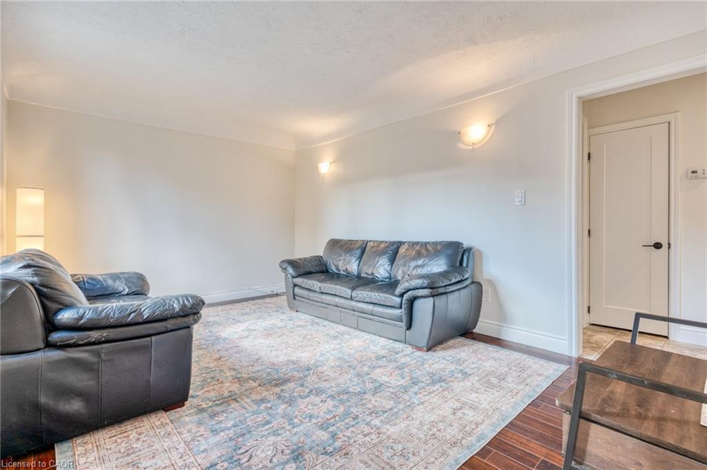 25 Montrose Avenue, Hamilton, ON - Indoor Photo Showing Living Room