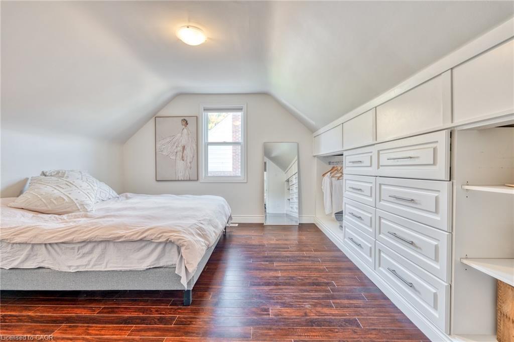 25 Montrose Avenue, Hamilton, ON - Indoor Photo Showing Bedroom