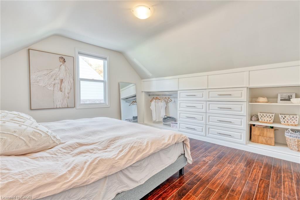 25 Montrose Avenue, Hamilton, ON - Indoor Photo Showing Bedroom