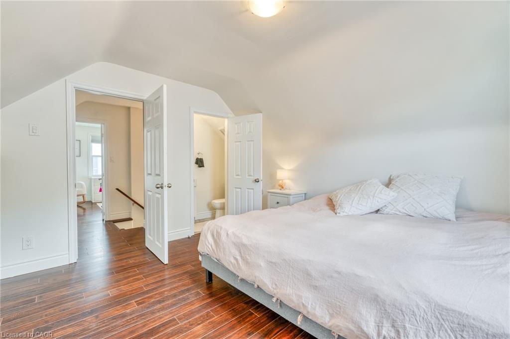 25 Montrose Avenue, Hamilton, ON - Indoor Photo Showing Bedroom