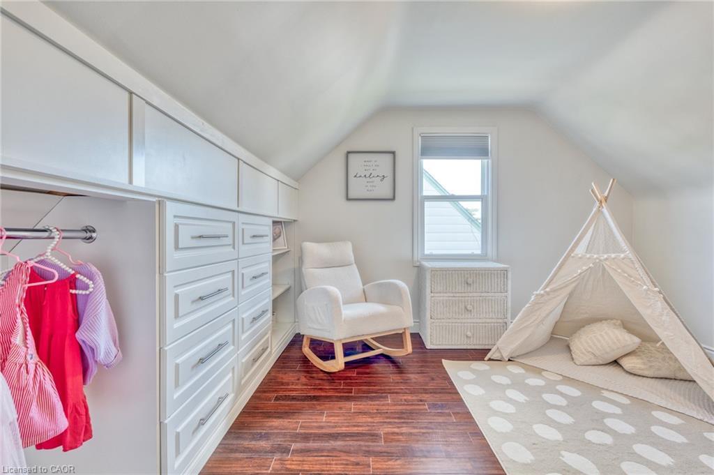 25 Montrose Avenue, Hamilton, ON - Indoor Photo Showing Bedroom