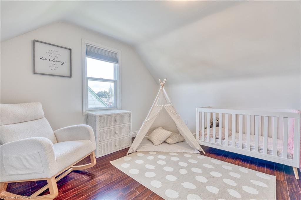 25 Montrose Avenue, Hamilton, ON - Indoor Photo Showing Bedroom