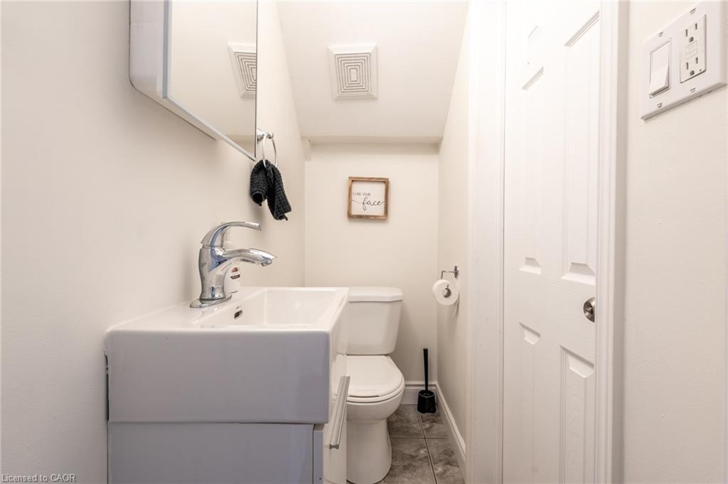 25 Montrose Avenue, Hamilton, ON - Indoor Photo Showing Bathroom