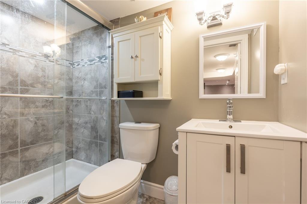 25 Montrose Avenue, Hamilton, ON - Indoor Photo Showing Bathroom