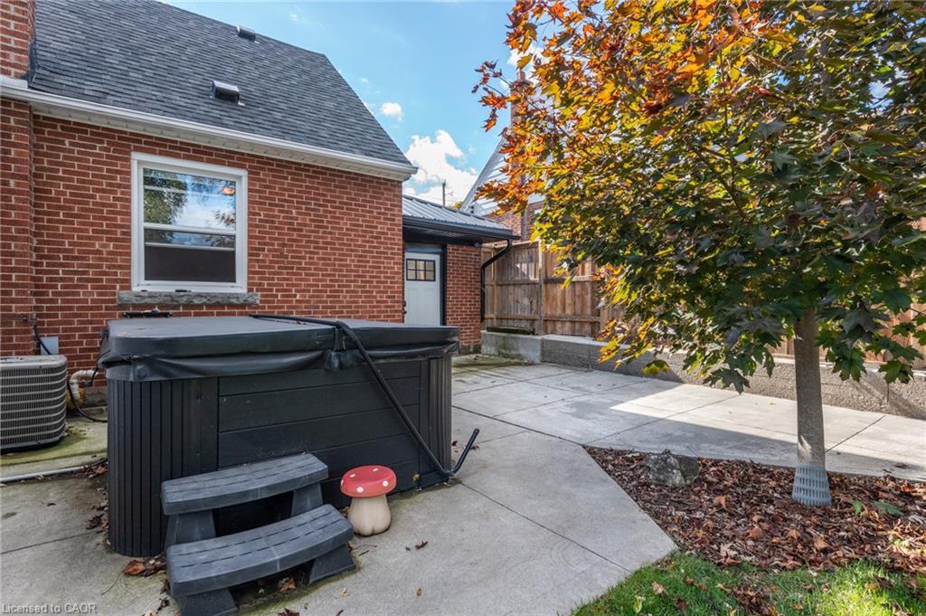 25 Montrose Avenue, Hamilton, ON - Outdoor