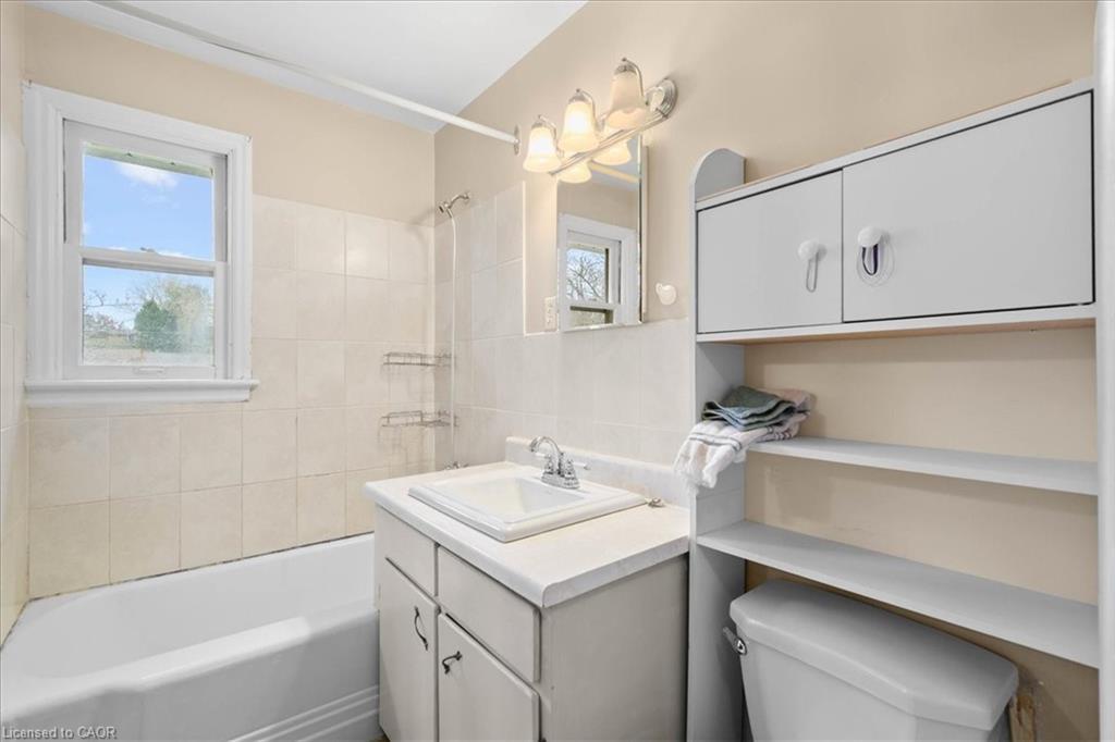 48 Cherry Street, Simcoe, ON - Indoor Photo Showing Bathroom