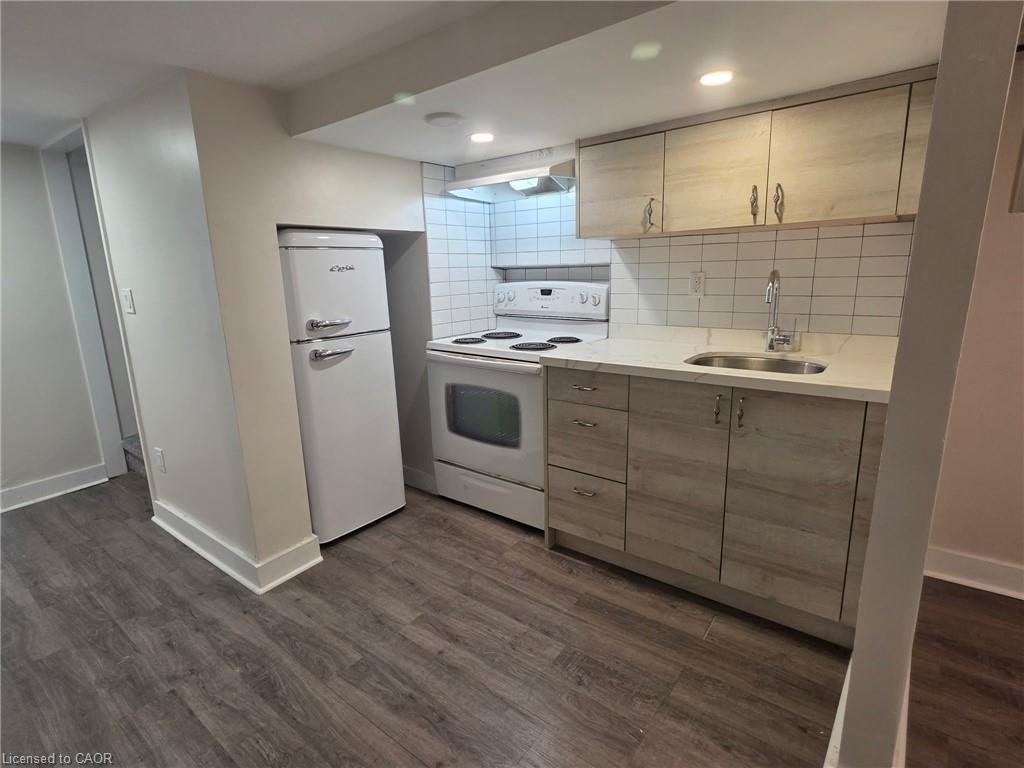 8 Nightingale Street, Hamilton, ON - Indoor Photo Showing Kitchen