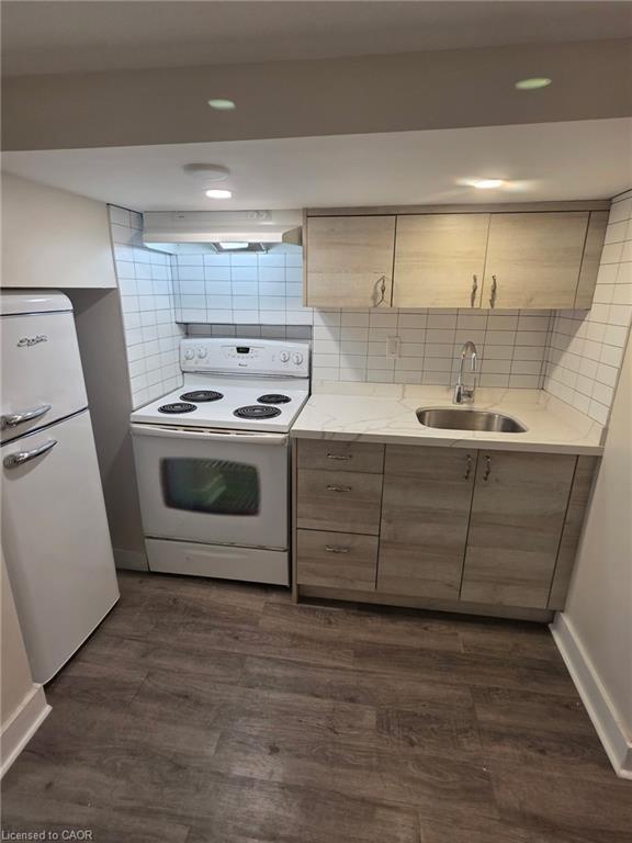 8 Nightingale Street, Hamilton, ON - Indoor Photo Showing Kitchen