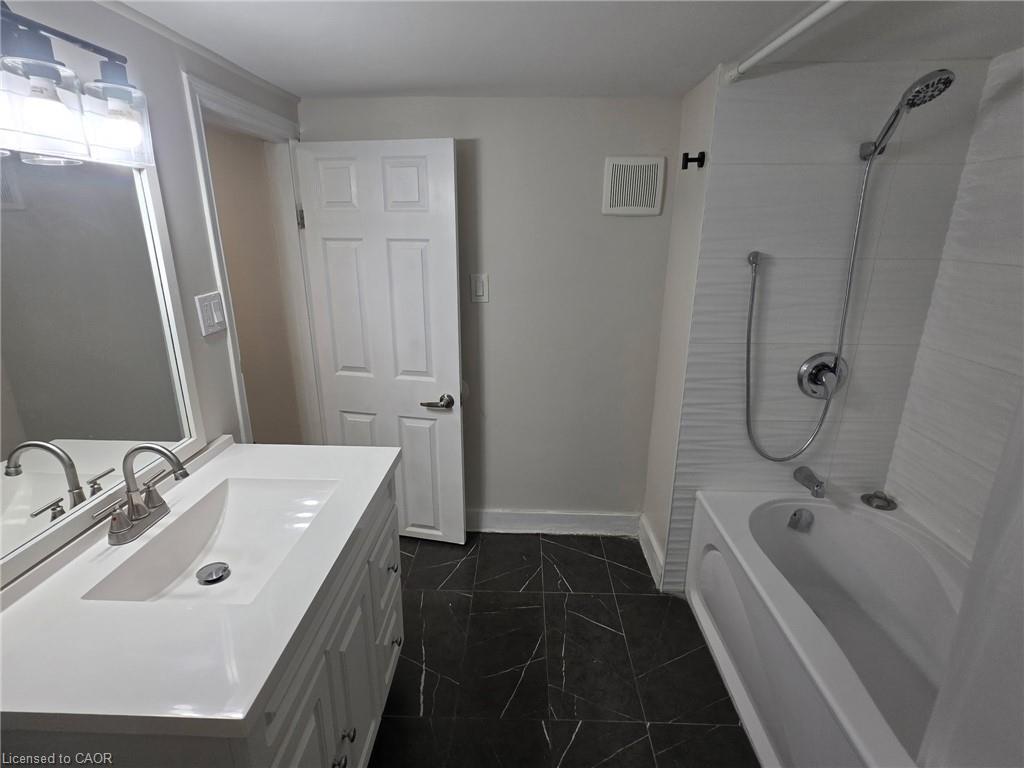 8 Nightingale Street, Hamilton, ON - Indoor Photo Showing Bathroom