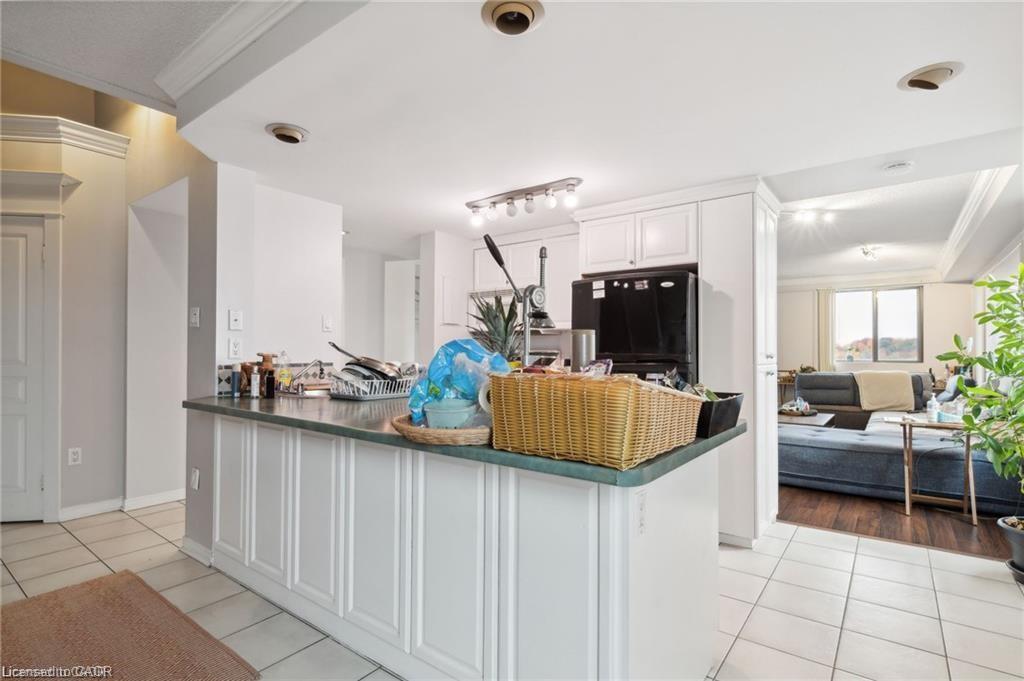 701-1255 Commissioners Road W, London, ON - Indoor Photo Showing Kitchen