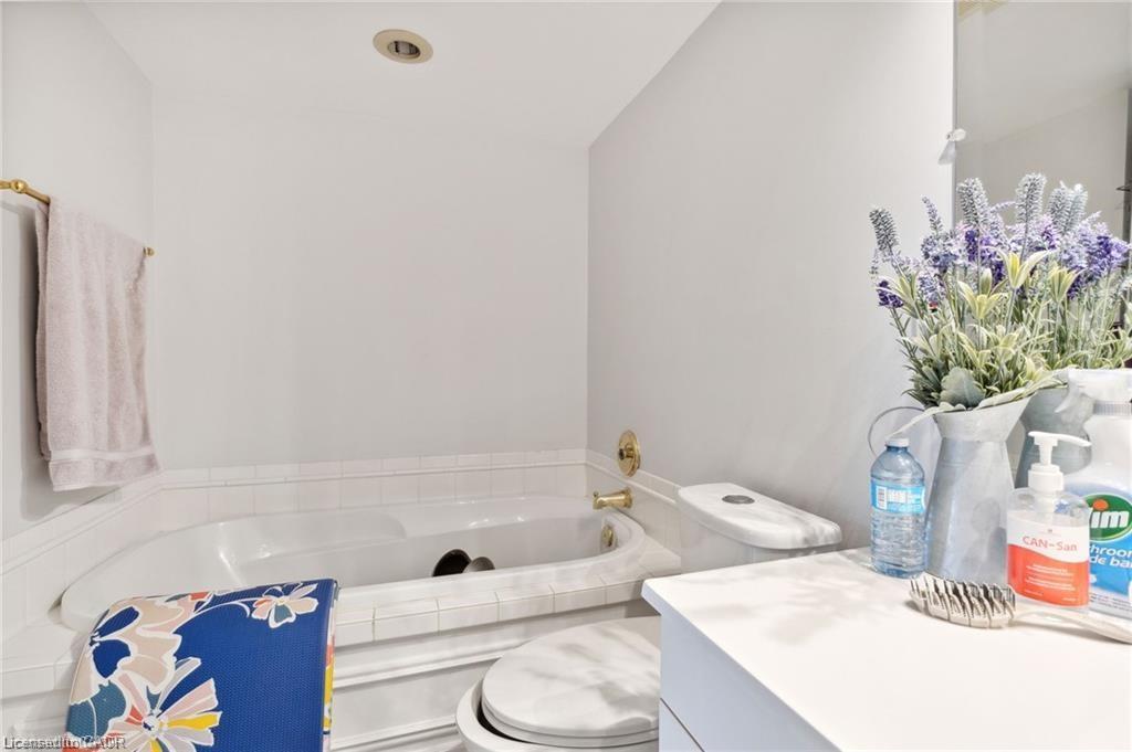 701-1255 Commissioners Road W, London, ON - Indoor Photo Showing Bathroom