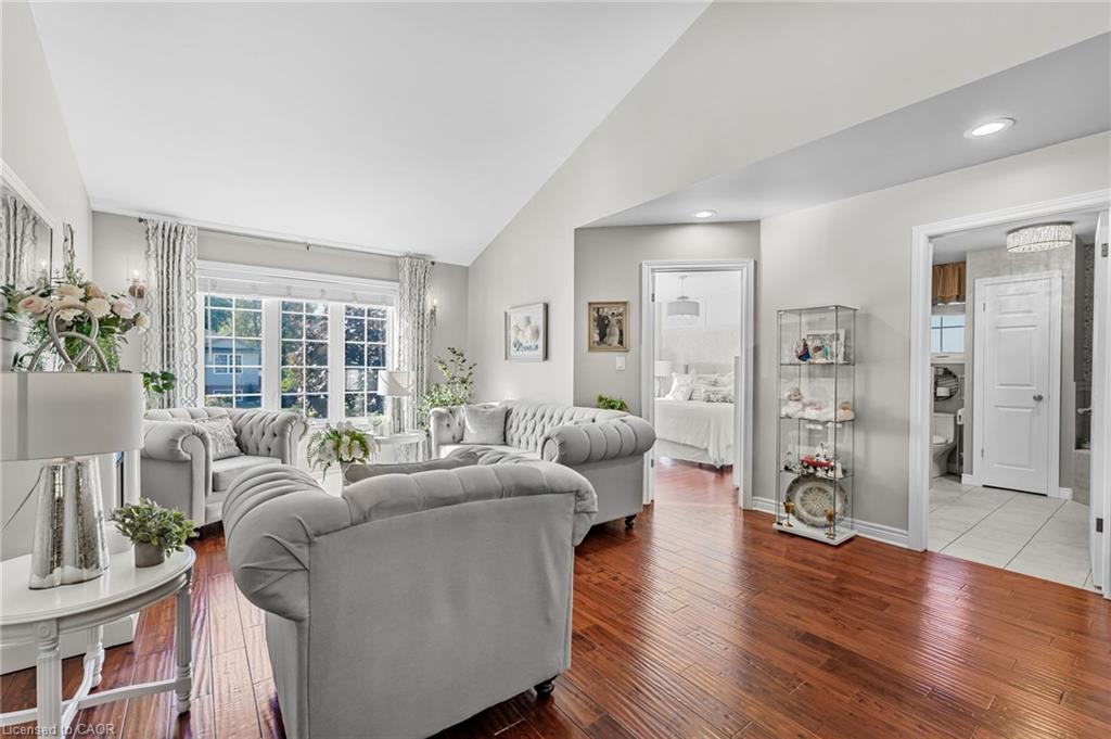 1220 Parkside Avenue, Fort Erie, ON - Indoor Photo Showing Living Room