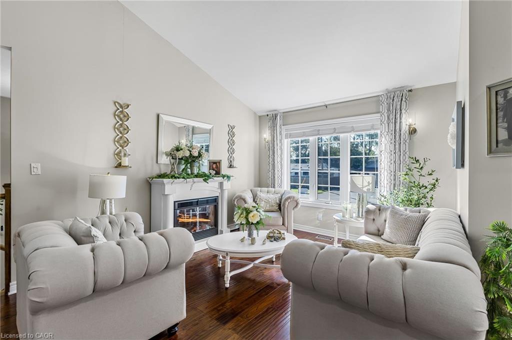 1220 Parkside Avenue, Fort Erie, ON - Indoor Photo Showing Living Room With Fireplace
